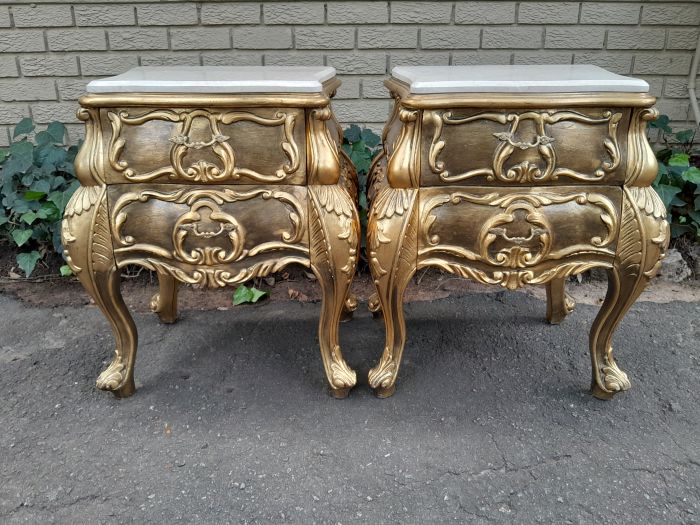 A Set of French Rococo Style Ornately Carved and Gilded Chest of Drawers and Pair of Side Tables with Marble Top - Image 9