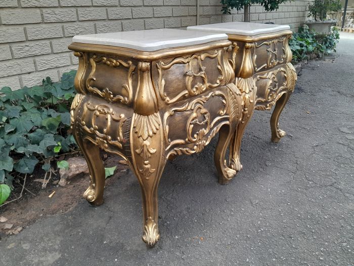 A Set of French Rococo Style Ornately Carved and Gilded Chest of Drawers and Pair of Side Tables with Marble Top - Image 10