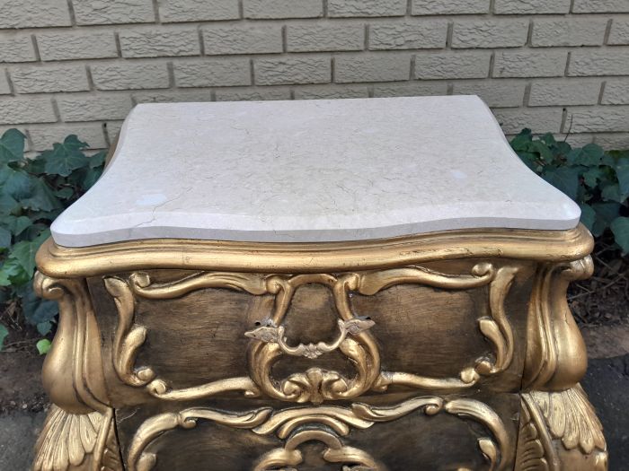 A Set of French Rococo Style Ornately Carved and Gilded Chest of Drawers and Pair of Side Tables with Marble Top - Image 11