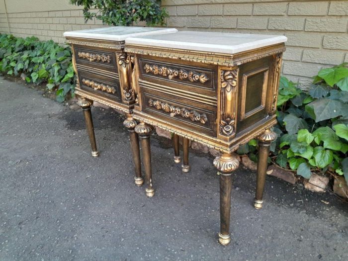 A Pair of French Style Ornately Carved Giltwood Pedestals / Side Tables with Cream Marble Tops - Image 3