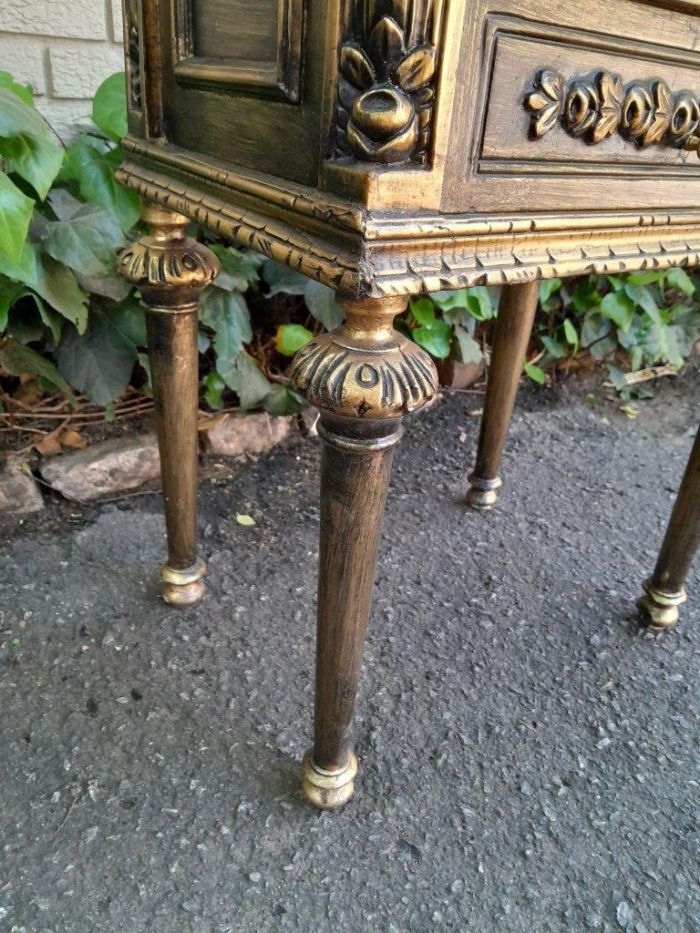A Pair of French Style Ornately Carved Giltwood Pedestals / Side Tables with Cream Marble Tops - Image 8