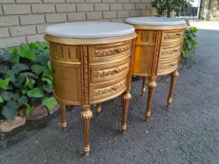 A Pair of French Style Hand-Gilded Oval Pedestals / Side Tables with Cream Marble Tops - Image 5