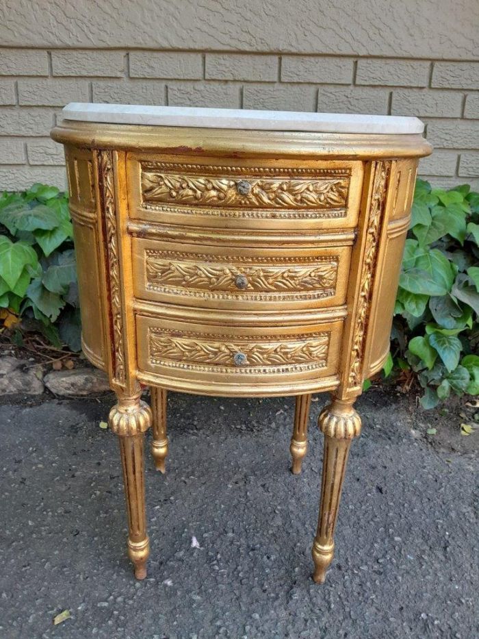 A Pair of French Style Hand-Gilded Oval Pedestals / Side Tables with Cream Marble Tops - Image 6