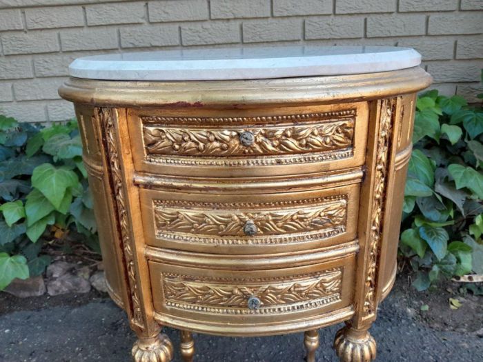 A Pair of French Style Hand-Gilded Oval Pedestals / Side Tables with Cream Marble Tops - Image 7