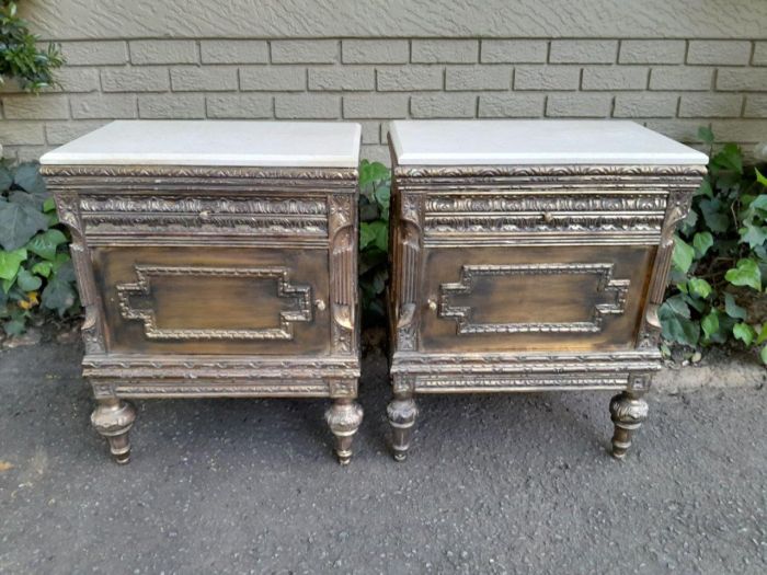 A Pair of French Style Ornately Carved Giltwood Pedestals / Side Tables with Cream Marble Tops - Image 2