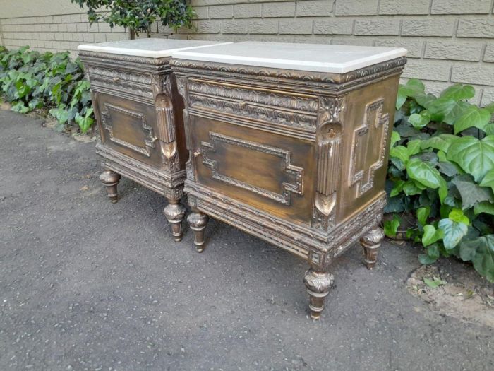 A Pair of French Style Ornately Carved Giltwood Pedestals / Side Tables with Cream Marble Tops - Image 3