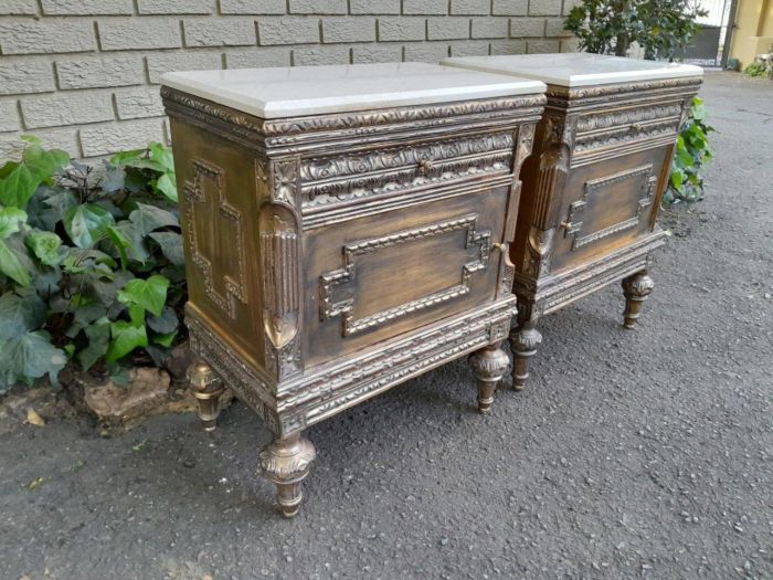 A Pair of French Style Ornately Carved Giltwood Pedestals / Side Tables with Cream Marble Tops - Image 5
