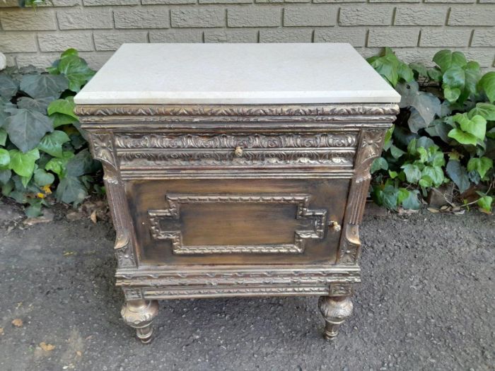A Pair of French Style Ornately Carved Giltwood Pedestals / Side Tables with Cream Marble Tops - Image 6