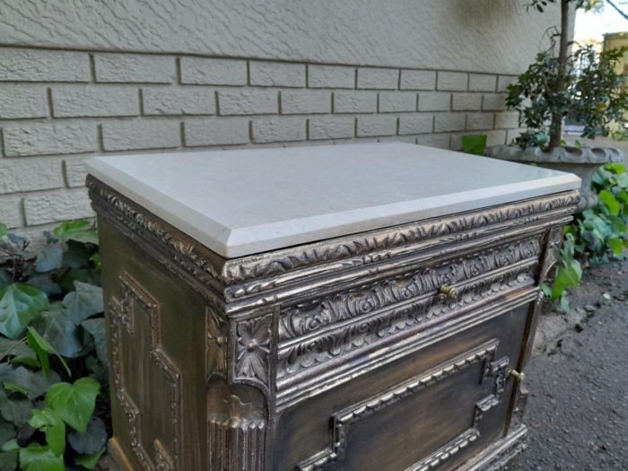 A Pair of French Style Ornately Carved Giltwood Pedestals / Side Tables with Cream Marble Tops - Image 7