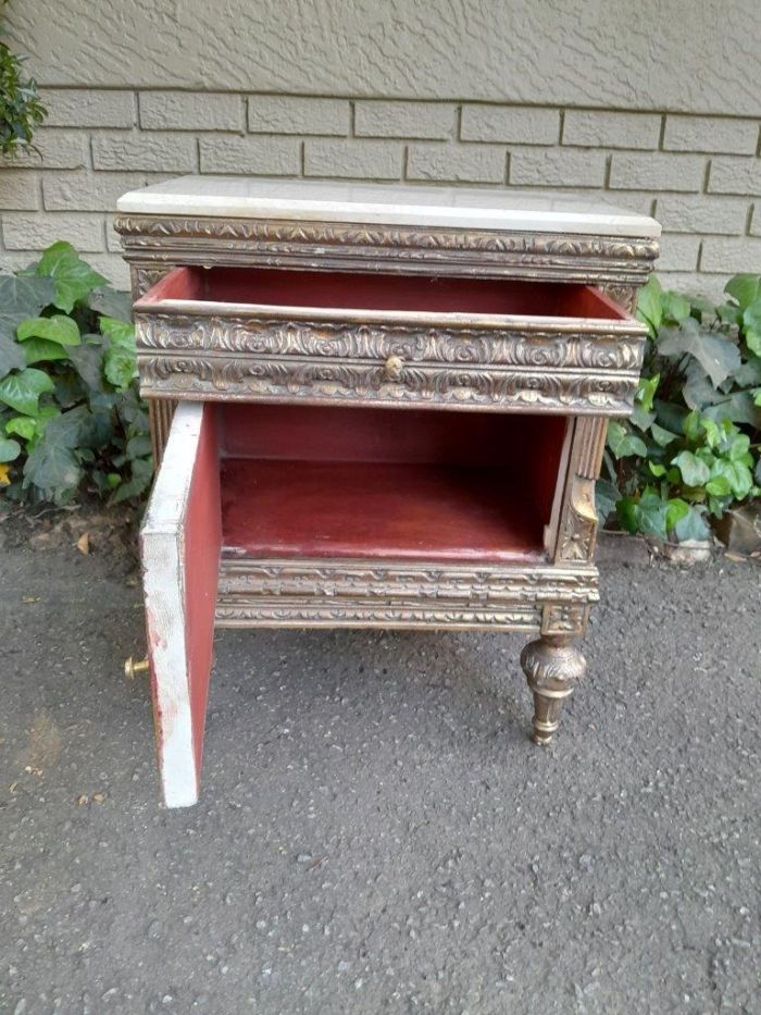 A Pair of French Style Ornately Carved Giltwood Pedestals / Side Tables with Cream Marble Tops - Image 8