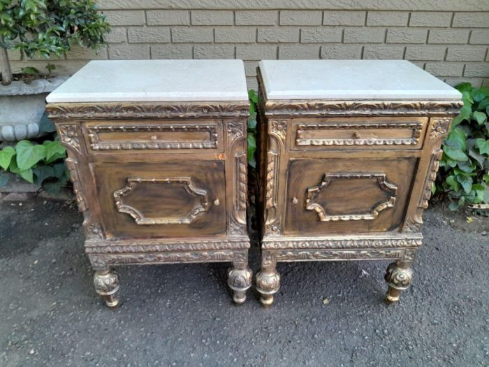 A Pair of French Style Ornately Carved Giltwood Pedestals / Side Tables with Marble Tops - Image 2