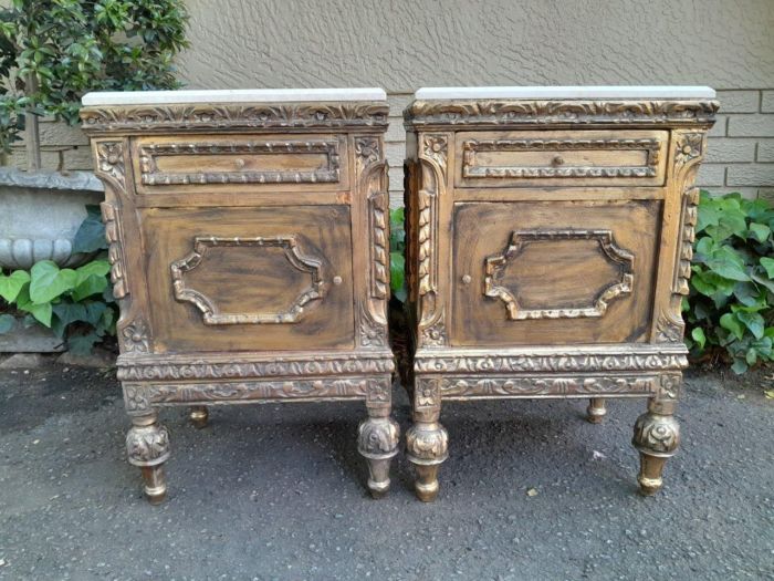 A Pair of French Style Ornately Carved Giltwood Pedestals / Side Tables with Marble Tops - Image 3