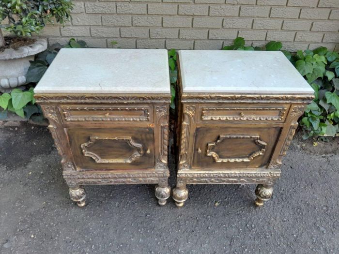 A Pair of French Style Ornately Carved Giltwood Pedestals / Side Tables with Marble Tops - Image 6