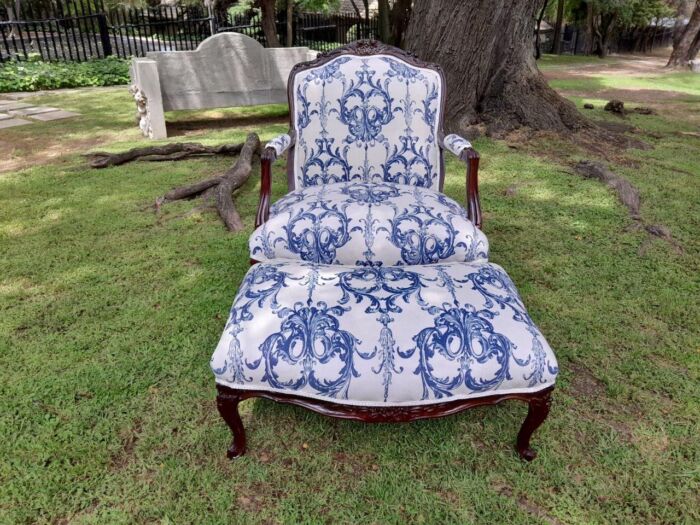 A 20th Century French Style Carved And Hand-Gilded Arm Chair With Foot-Rest - Image 2
