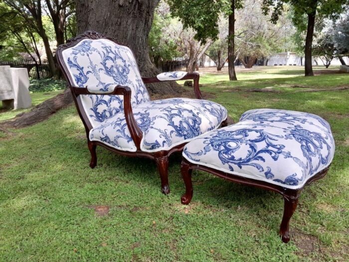 A 20th Century French Style Carved And Hand-Gilded Arm Chair With Foot-Rest - Image 3