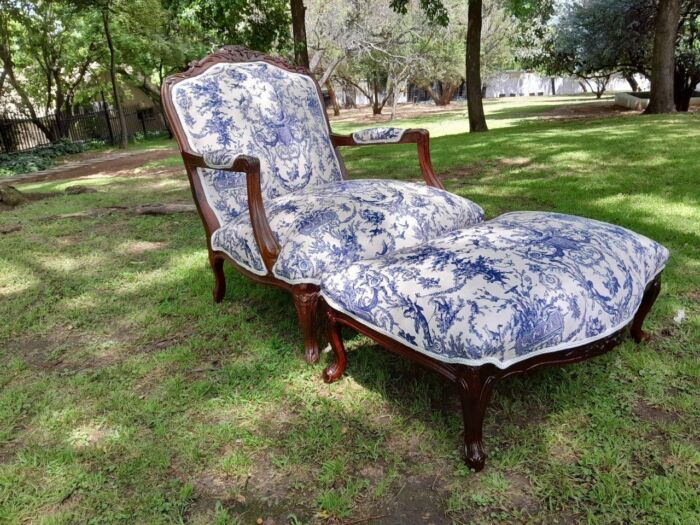 A 20th Century French Style Carved And Hand-Gilded Arm Chair With Foot-Rest - Image 7