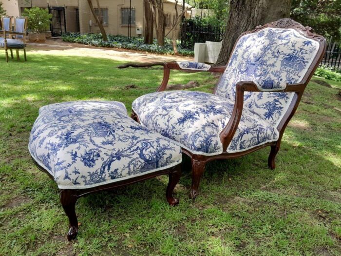 A 20th Century French Style Carved And Hand-Gilded Arm Chair With Foot-Rest - Image 8