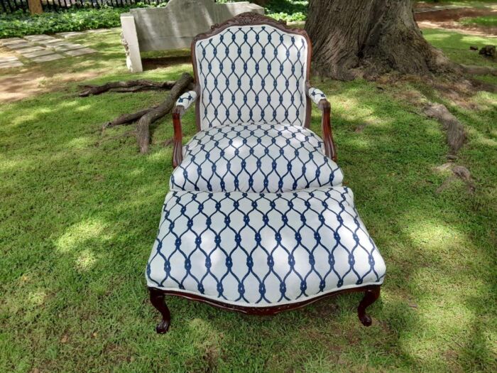 A 20th Century French Style Carved And Hand-Gilded Arm Chair With Foot-Rest - Image 11