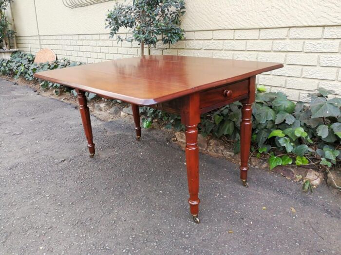 An Early 20th Century Mahogany Pembroke Table On Turned Legs - Image 2
