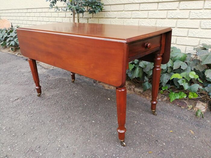 An Early 20th Century Mahogany Pembroke Table On Turned Legs - Image 4