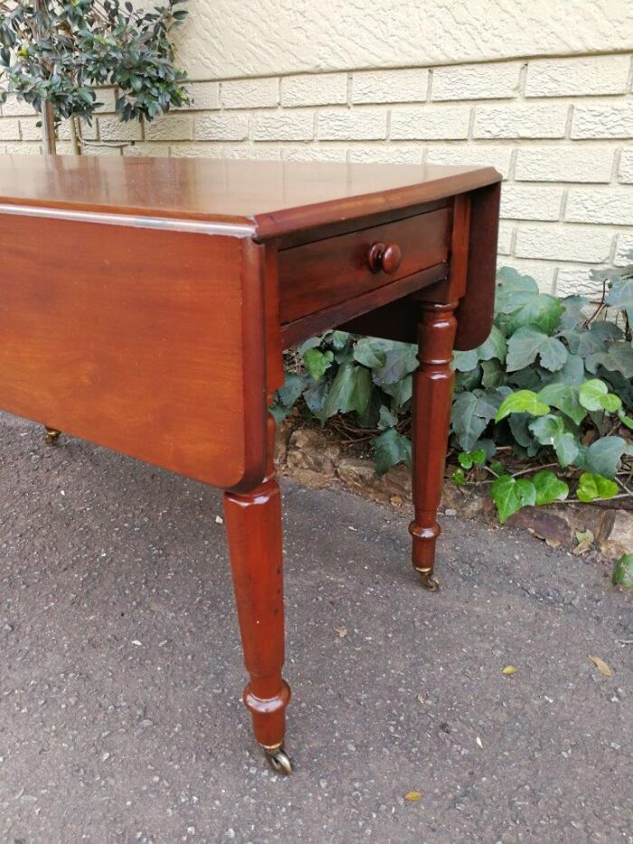 An Early 20th Century Mahogany Pembroke Table On Turned Legs - Image 5