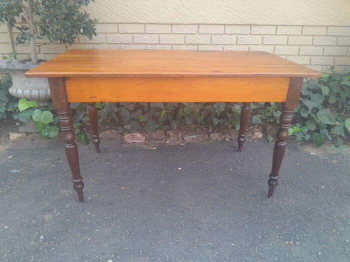 A 20th Century 4-Seater Table In Yellow Wood