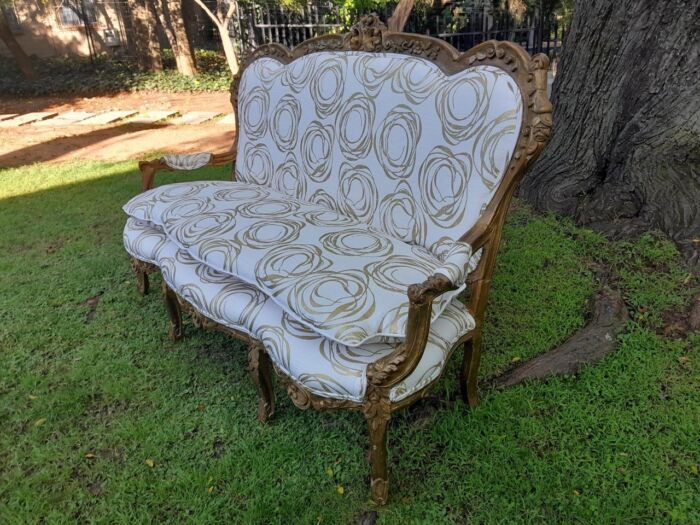 A 20TH Century French Hand Carved and Hand Gilded Settee - Image 3