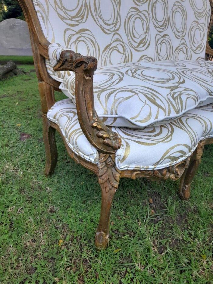 A 20TH Century French Hand Carved and Hand Gilded Settee - Image 5
