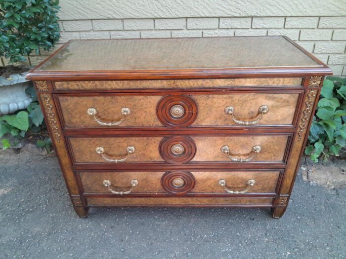 A Theodore Alexander Verre Églomisé Chest With Three Drawers And Brass Decoration - Image 2