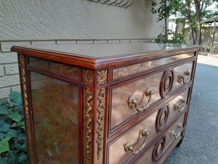 A Theodore Alexander Verre Églomisé Chest With Three Drawers And Brass Decoration - Image 5