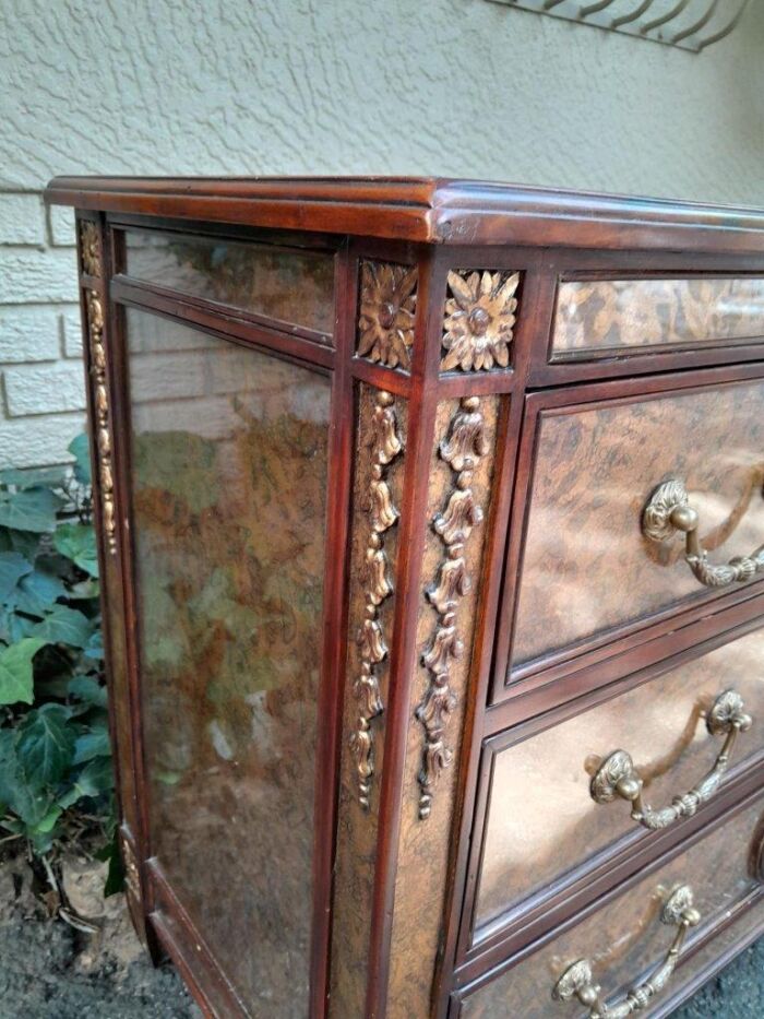 A Theodore Alexander Verre Églomisé Chest With Three Drawers And Brass Decoration - Image 6