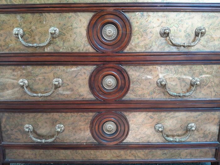 A Theodore Alexander Verre Églomisé Chest With Three Drawers And Brass Decoration - Image 8