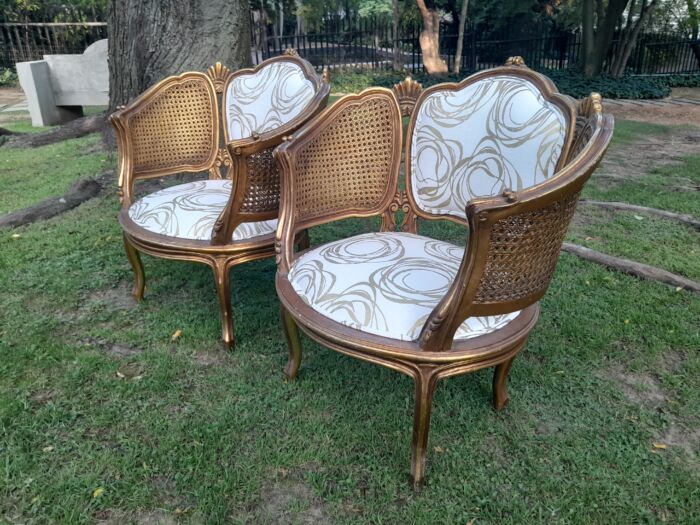 A Mid 20th Century Circa 1950 French Set Of Gilt Painted Wooden And Rattan Settee With A Pair Of Bergère Chairs Upholstered In A Custom Made Linen For The Crown Collection - Image 9