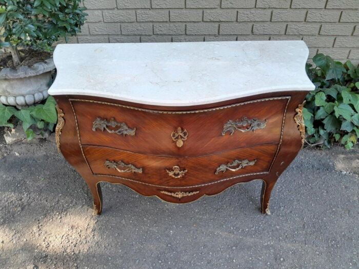A 20TH Century French Style Mahogany Bombe Commode / Chest Of Drawers - Image 4