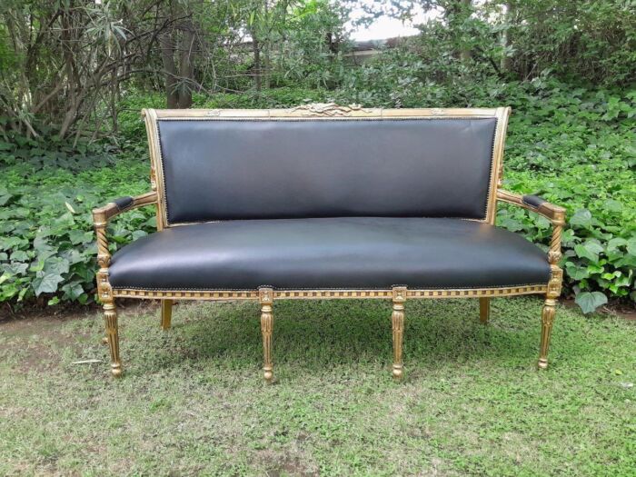 A 20th Century Set Of French Style Carved And Gilded Settee And Pair Of Armchairs Upholstered In Leather - Image 5