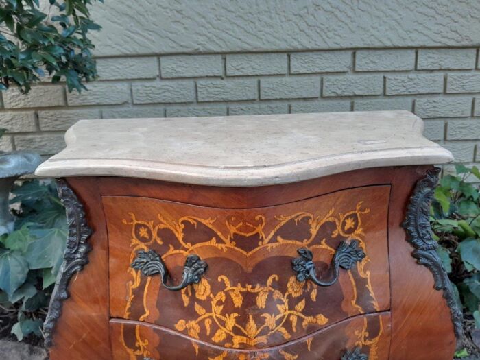A 20th Century Pair of French Style Inlaid Mahogany Pedestals with Drawers and Marble Tops - Image 7