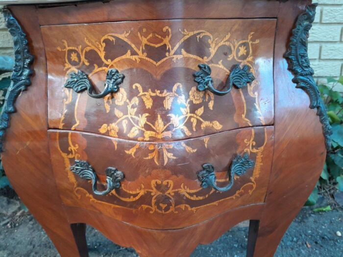 A 20th Century Pair of French Style Inlaid Mahogany Pedestals with Drawers and Marble Tops - Image 8