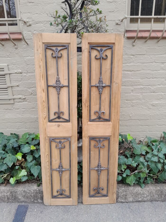 20th Century Pair of French Shutters with Bevelled Panels in a Contemporary Bleached Finish for Wall Décor - Image 4