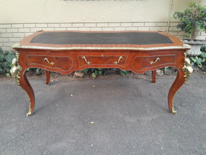 A 20th Century Circa 1990 French Bureau Plat Desk of Large Proportions With Brass Mounts and Black Leather Top ND - Image 4