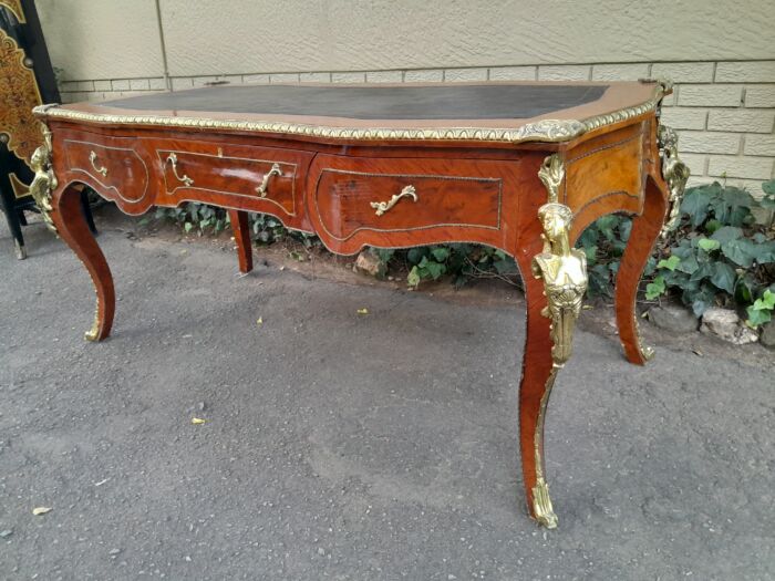 A 20th Century Circa 1990 French Bureau Plat Desk of Large Proportions With Brass Mounts and Black Leather Top ND - Image 3