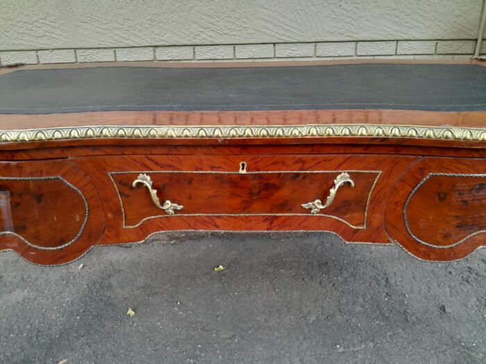 A 20th Century Circa 1990 French Bureau Plat Desk of Large Proportions With Brass Mounts and Black Leather Top ND - Image 8