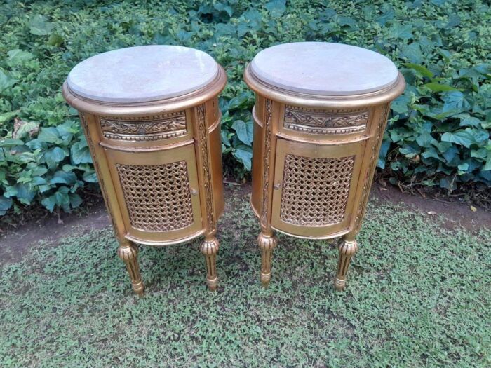 A Pair of French Style Ornately Carved Giltwood Pedestals / Side Tables with Marble Tops - Image 4