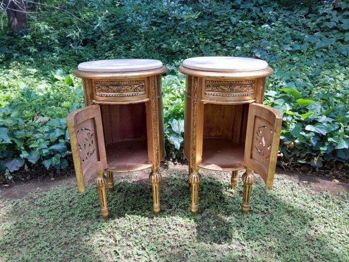 A Pair of French Style Ornately Carved Giltwood Pedestals / Side Tables with Marble Tops - Image 5