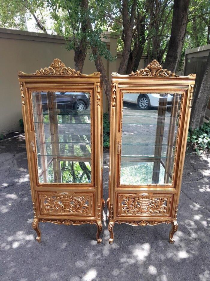 A Pair of French Louis XVI Style Ornately Carved & Gilded Showcases - Image 2