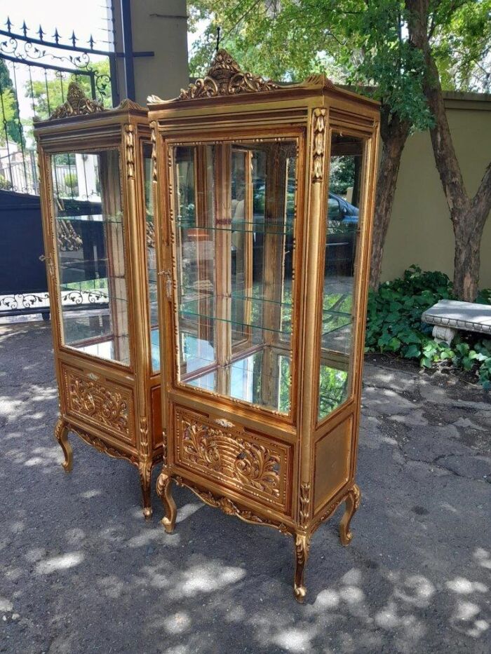A Pair of French Louis XVI Style Ornately Carved & Gilded Showcases - Image 3