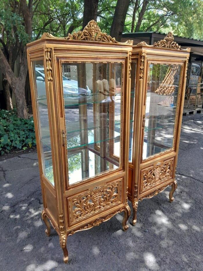 A Pair of French Louis XVI Style Ornately Carved & Gilded Showcases - Image 4
