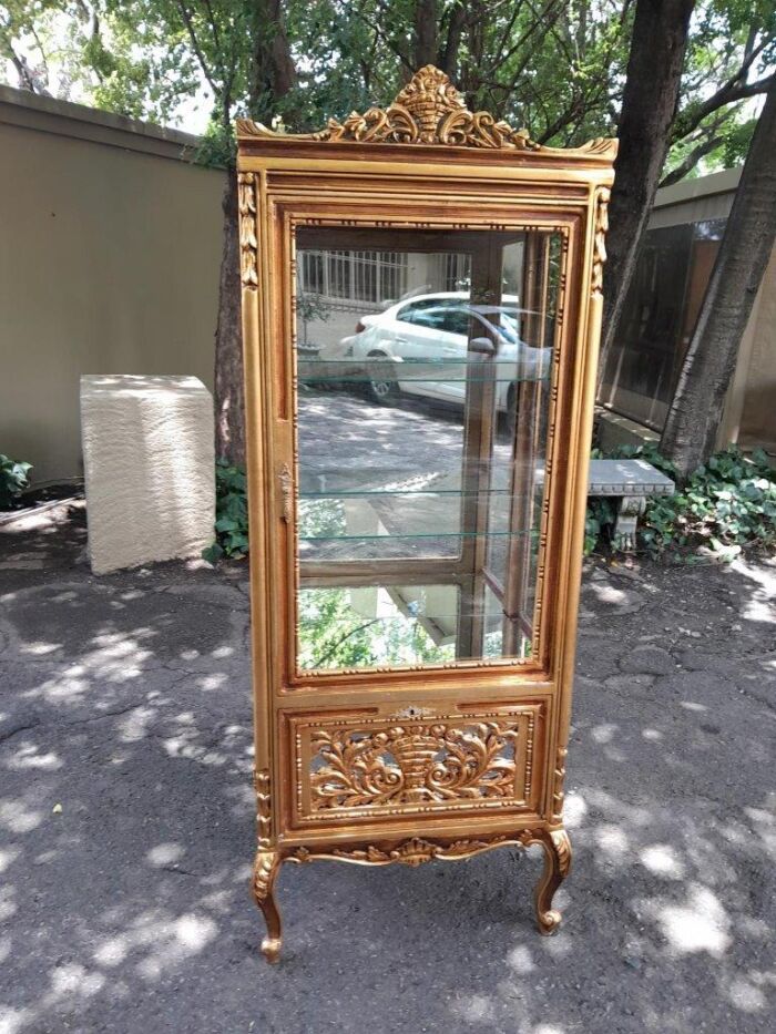 A Pair of French Louis XVI Style Ornately Carved & Gilded Showcases - Image 5
