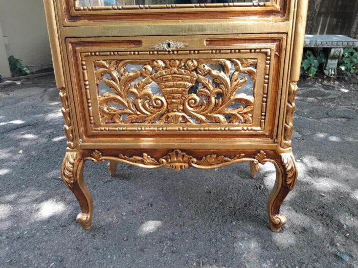 A Pair of French Louis XVI Style Ornately Carved & Gilded Showcases - Image 7