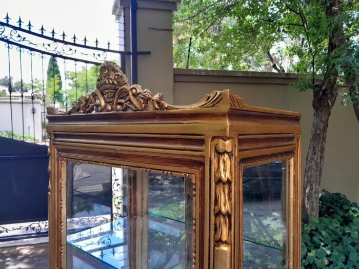 A Pair of French Louis XVI Style Ornately Carved & Gilded Showcases - Image 8