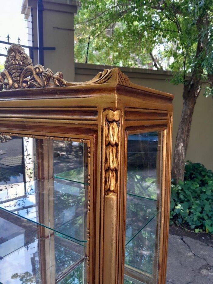 A Pair of French Louis XVI Style Ornately Carved & Gilded Showcases - Image 9